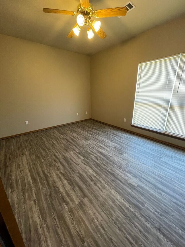 Building Photo - Three Bedroom in Norman with new hardwood ...