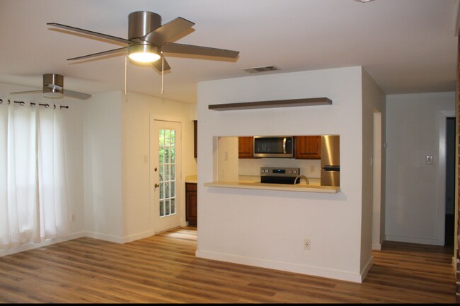 Building Photo - 2106 Rainbow Dr