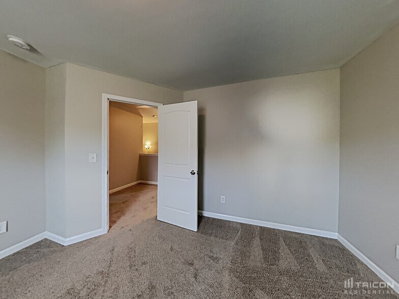 Building Photo - 15 Oakbrook Dr