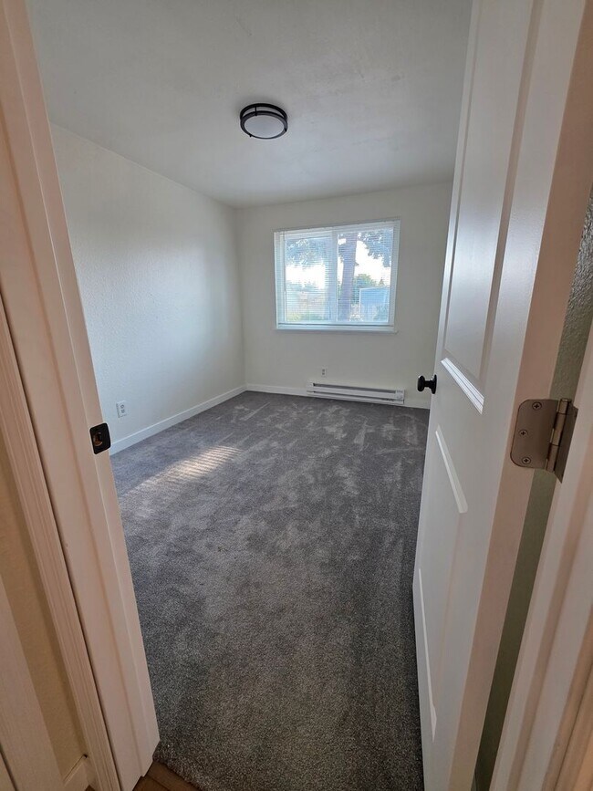 Building Photo - Recently Updated Home