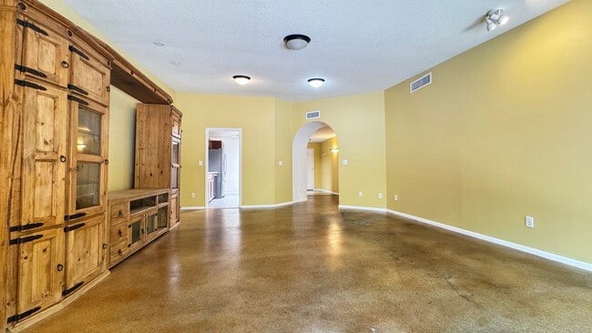 Building Photo - NW (Oracle and Orange Grove) 2 bedroom, 2 bath townhouse, 2 car garage, solar panels, no carpet!