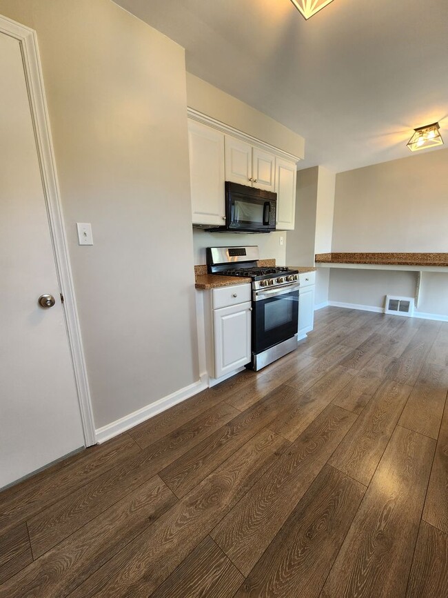 Building Photo - Gorgeous 3 Bedroom Home For Rent in Garfie...