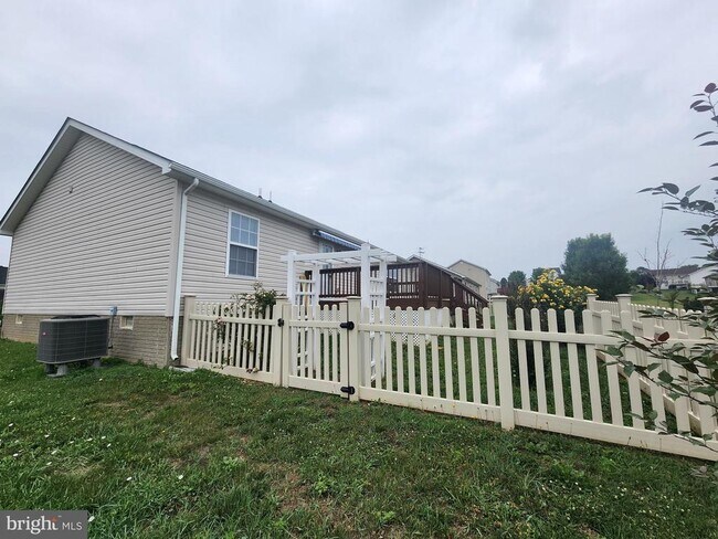 Building Photo - 227 Tather Dr