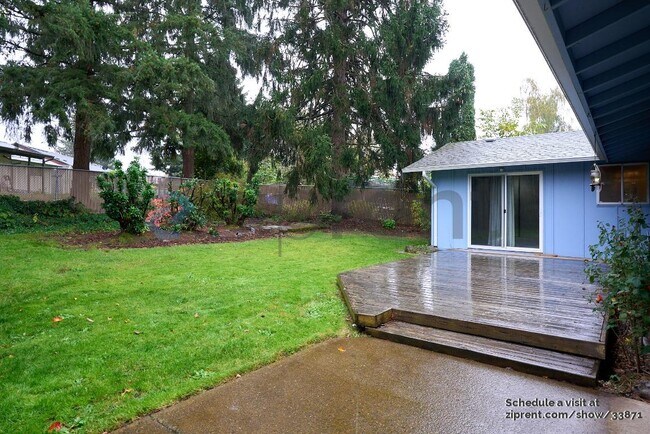 Building Photo - 3300 NE Robin Ct