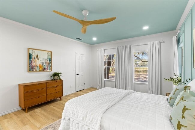 Building Photo - 113 Royal Oaks Dr