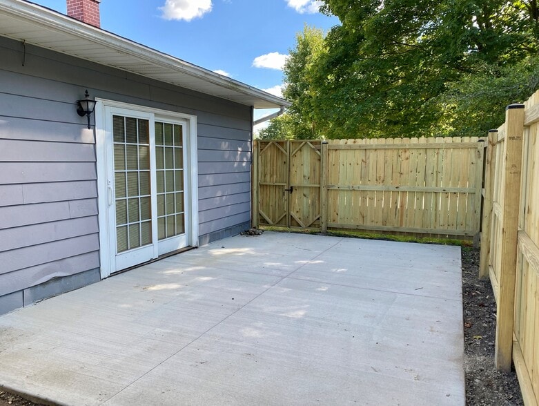 Building Photo - 2009 Crescent Dr