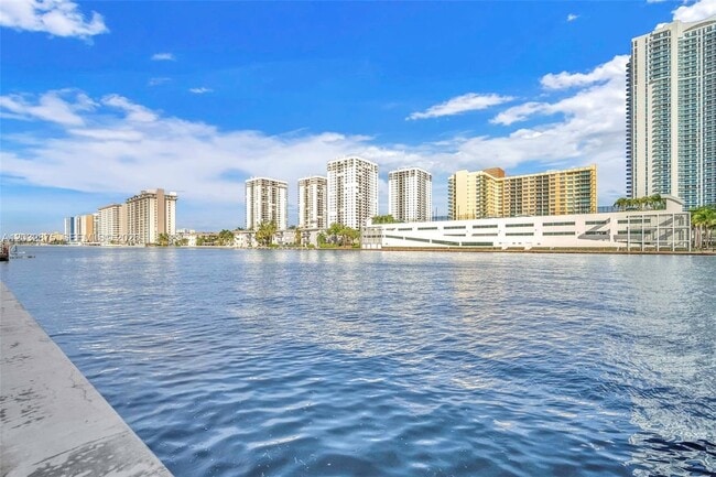 Building Photo - 1000 Parkview Dr
