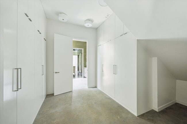 Building Photo - 9 Pinehill Ln