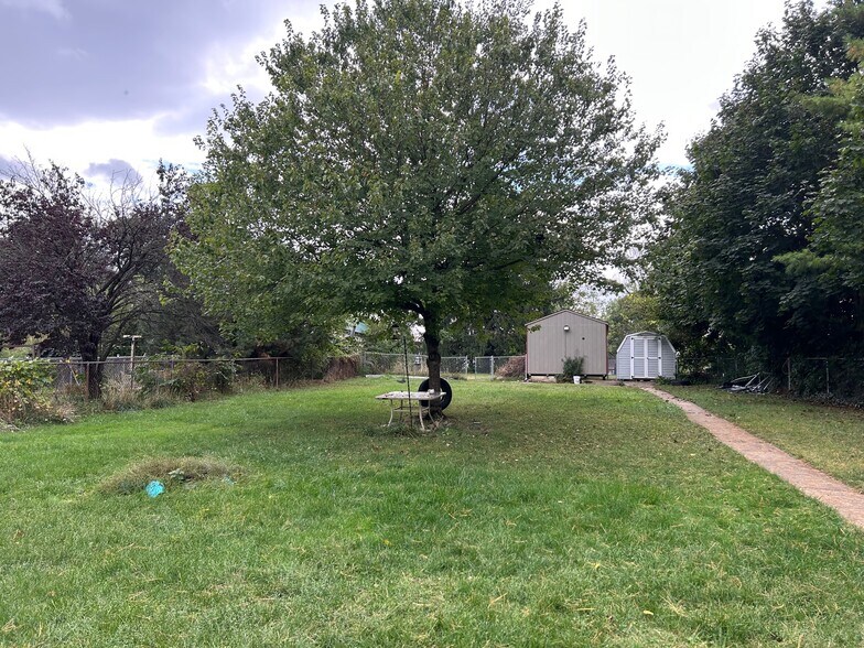 Building Photo - 238 W Queen St