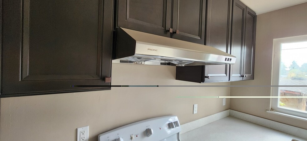 Brand new under cabinet range hood - 2421 Damuth St