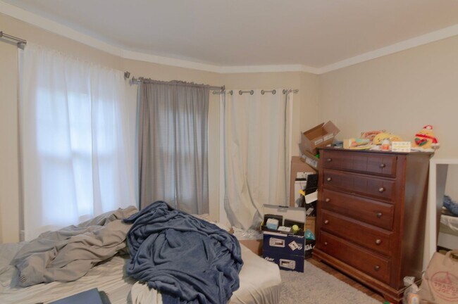 Building Photo - Room for Rent in 5 Bedroom House