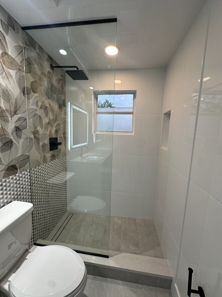 Hall Bath - 3014 W Arch St