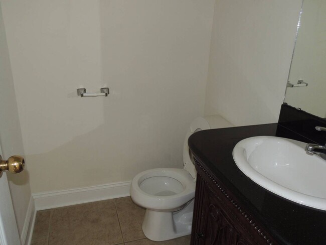 Building Photo - Beautiful Townhome in Tucker Creek