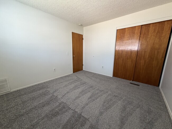 Building Photo - 15176 Oakwood Ln