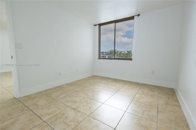 Building Photo - 1720 NW N River Dr