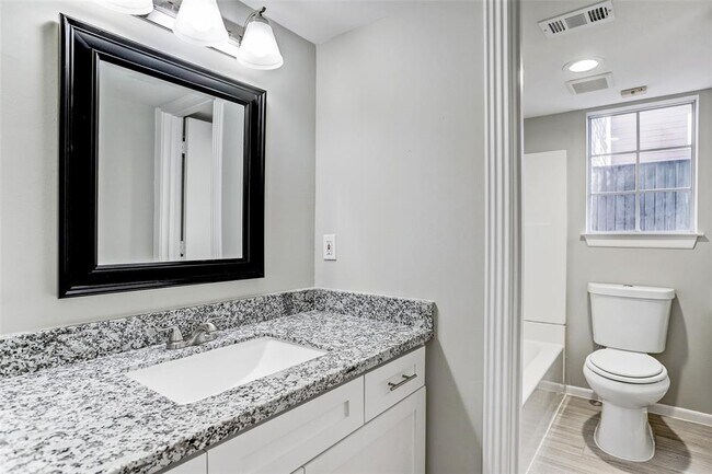 Building Photo - 1405 Castle Ct