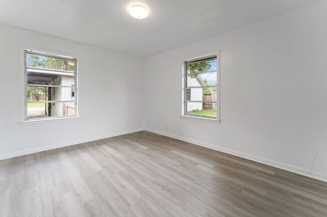 Building Photo - Welcome to a Home Full of Character and Comfort!