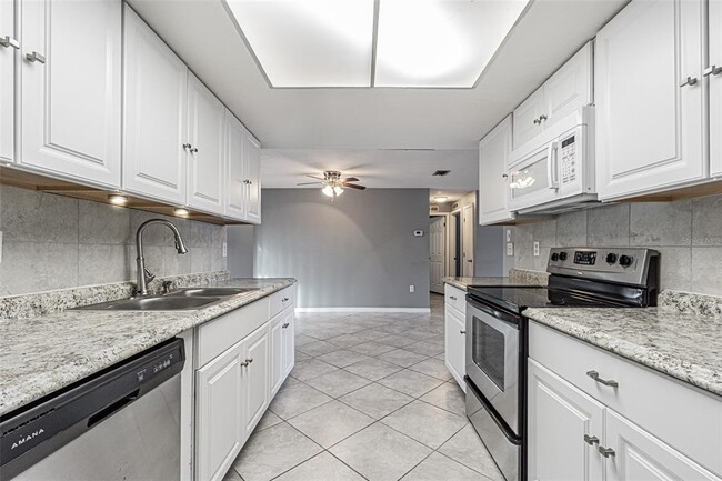 Building Photo - 1529 Larkin Rd