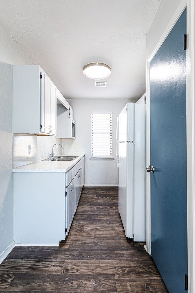 Building Photo - Spacious two-bedroom with fireplace!