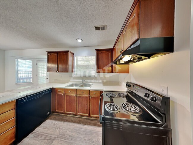 Building Photo - 3402 Mayhurst Dr