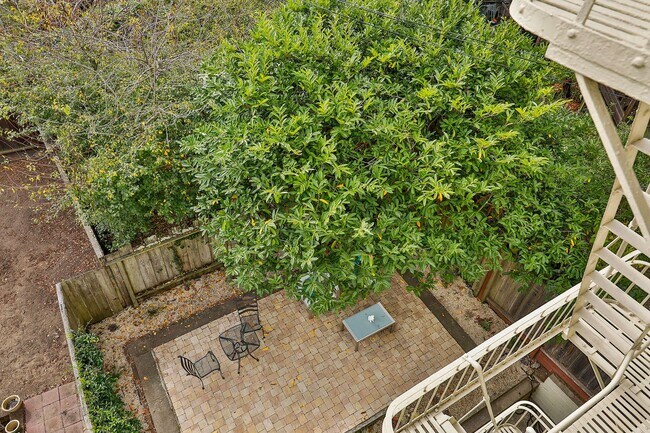 Building Photo - Cole Valley: Bright Top Floor Unfurnished 1 Bed 1 Bath with Garage Parking