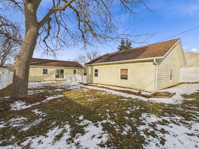 Building Photo - 904 S Cloudas Ave