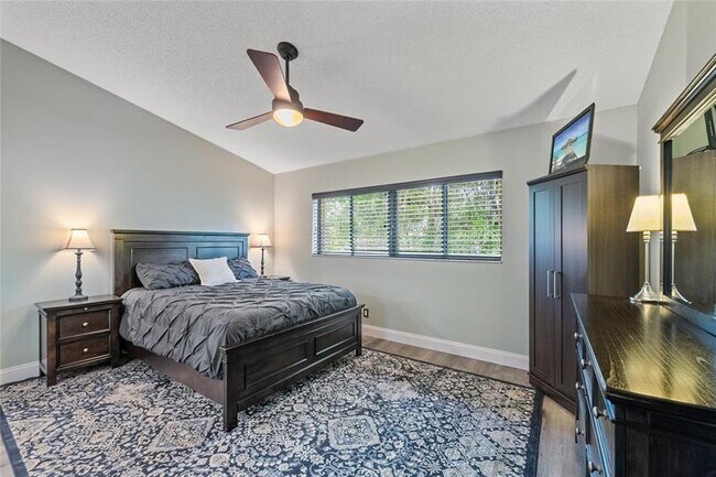 Building Photo - 3020 S Oakland Forest Dr