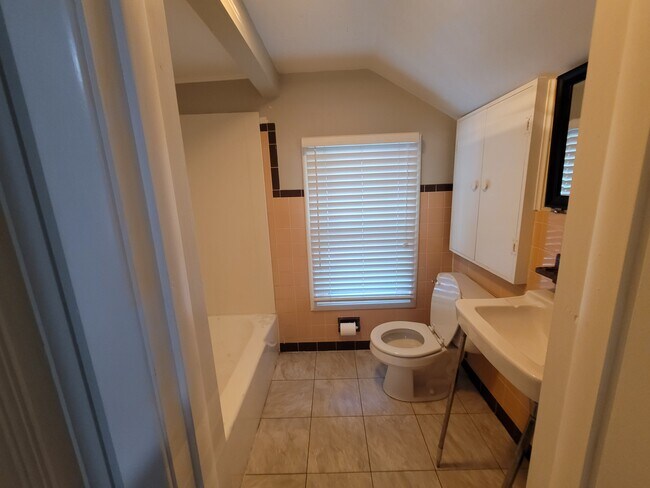 Building Photo - 6242 Evanston Ave