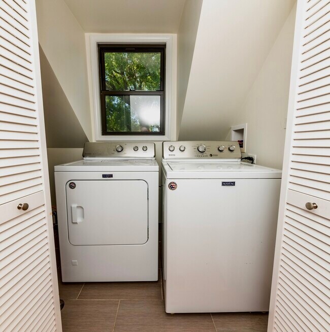 Building Photo - 1722 N Artesian Ave