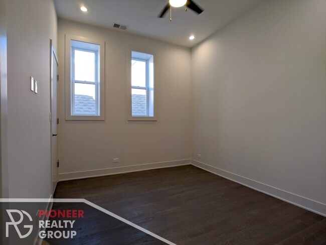 Building Photo - 2121 W Belmont Ave