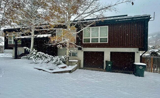 Building Photo - 864 Spruce Ct