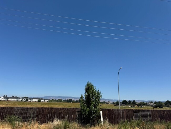Building Photo - Spacious & Modern 3-Bedroom Home for Lease...