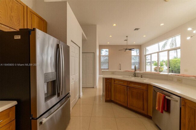 Building Photo - 896 Marina Dr