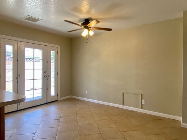 Building Photo - AVAILABLE NOW!!