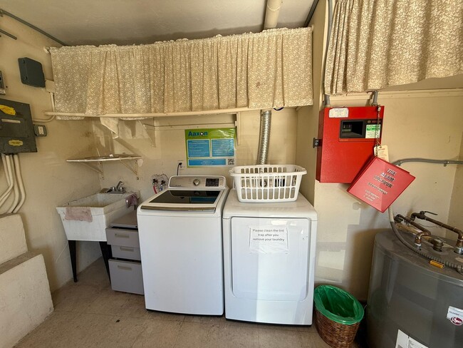 Building Photo - Cute Condo in Greenbriar