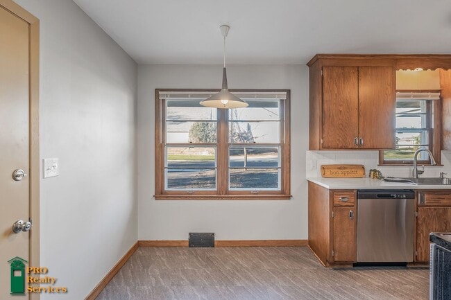 Building Photo - 4 Bedroom Home in Hopkins