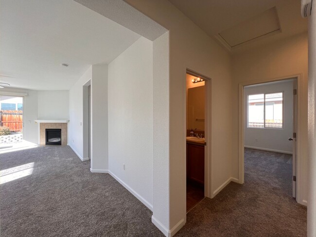 Building Photo - Single-level 3 bedroom, 2-bathroom home in Dayton, NV