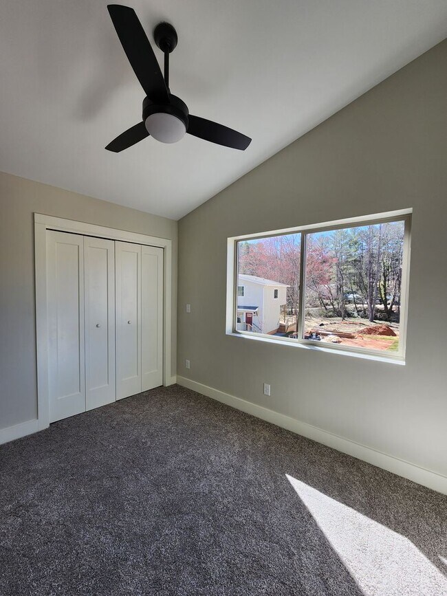 Building Photo - ***6 Month Lease***East Asheville Rental