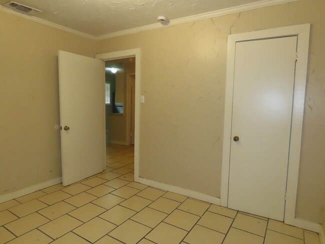 Building Photo - Cozy Two Bedroom One Bathroom Apartment, Texas College Area!