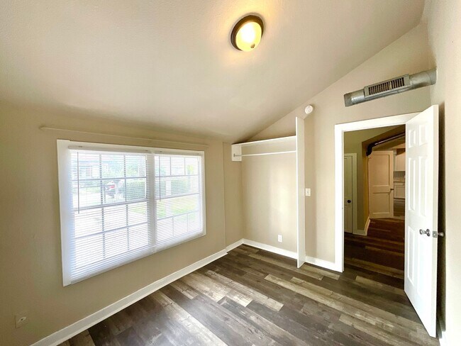 Building Photo - Spacious 2-Bedroom Home Steps from Restaur...