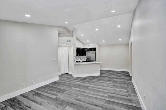 Building Photo - 2BED/1BATH renovated apartment ready to MO...