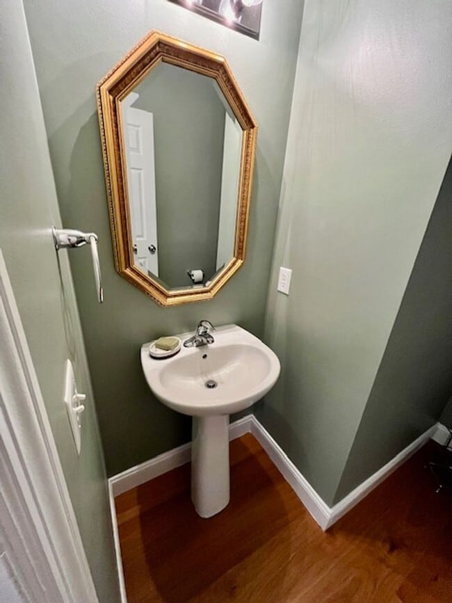 Building Photo - Spacious Move In Ready Townhome on Johns I...