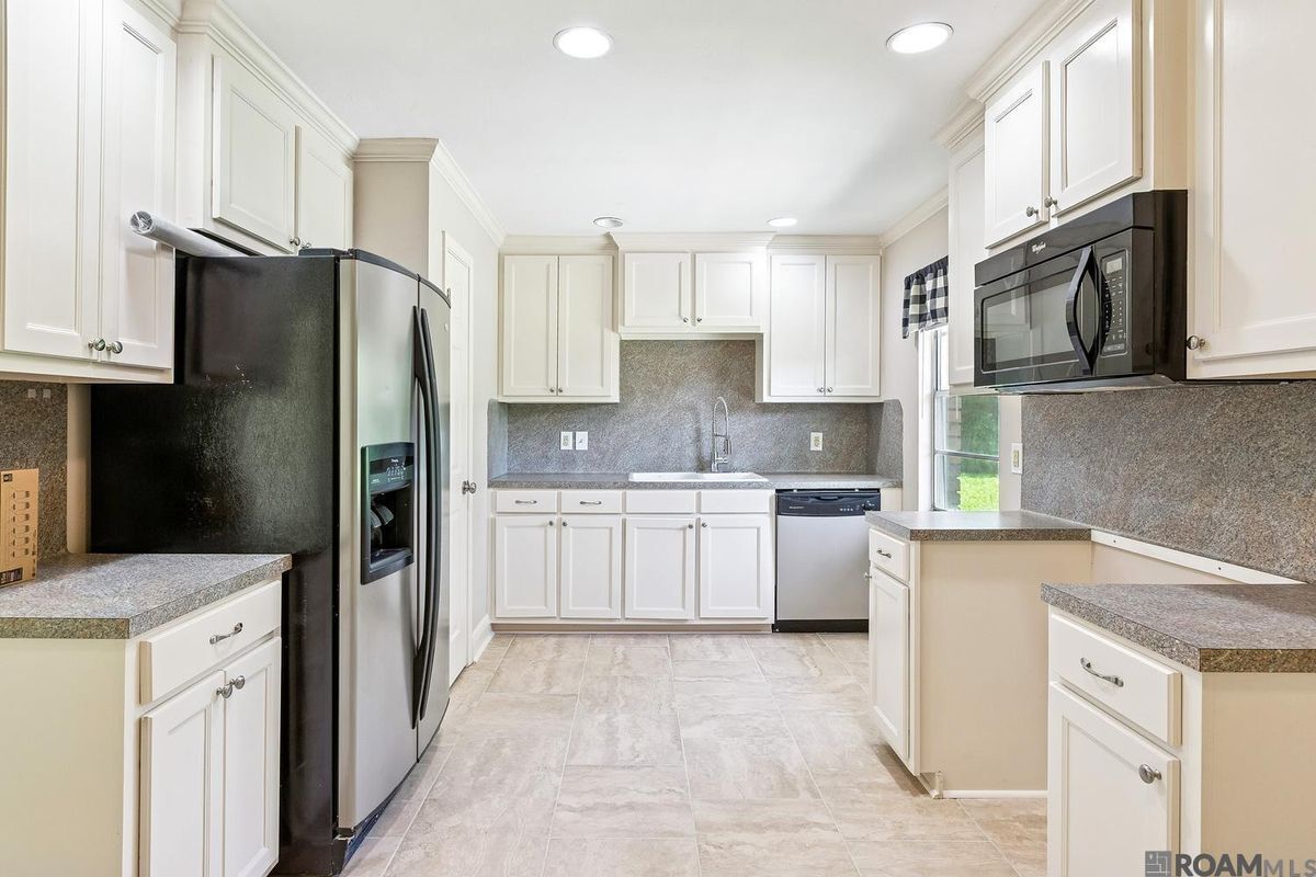 Building Photo - 8977 Nolen Dr