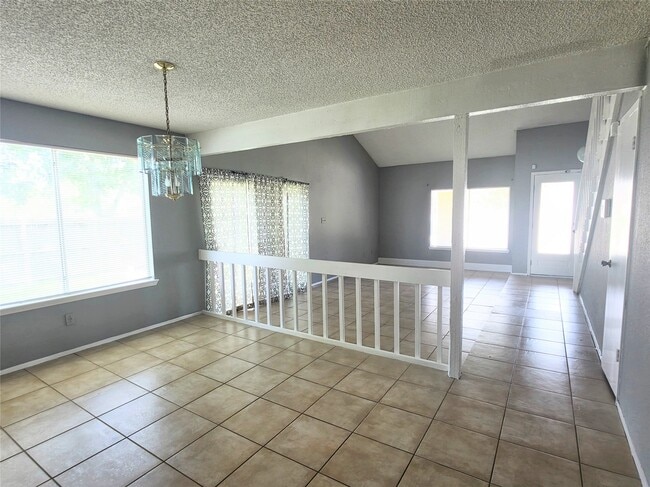 Building Photo - 10526 Chapel Hill Dr