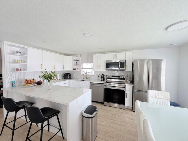 Building Photo - 5221 SW 25th Ave