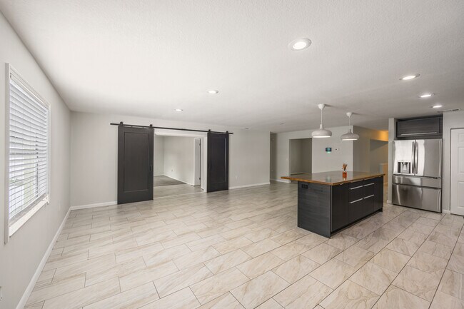 Building Photo - Point View Lane