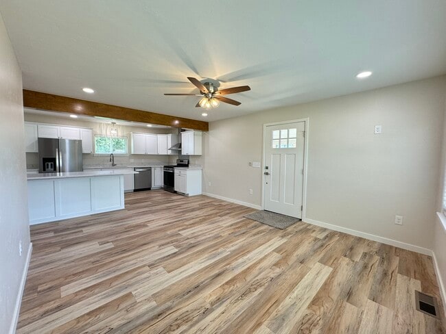 Building Photo - 1442 E Broadway St