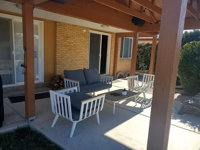 Building Photo - Updated 3 bed 2 bath near UPTOWN! Don't Mi...