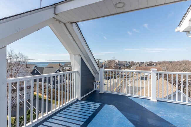 Building Photo - 1140 Fairfield Beach Rd