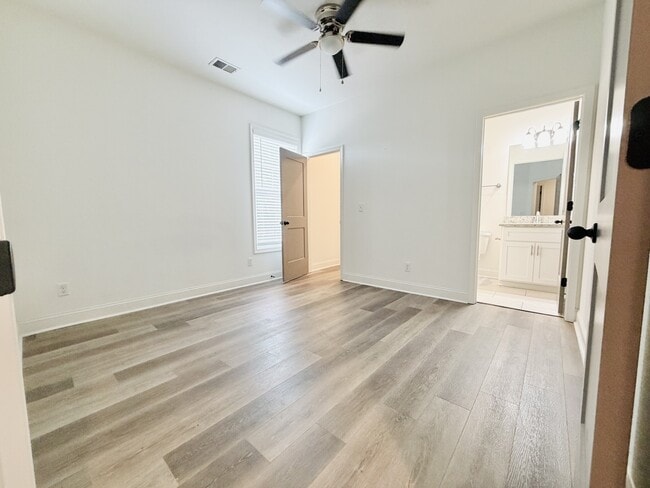 Building Photo - 2035 Rosewood Dr